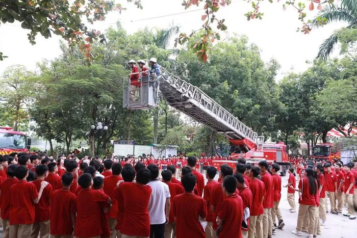Học sinh được trải nghiệm lên thang cứu hộ xe chữa cháy chuyên dụng của lực lượng Cảnh sát Phòng cháy chữa cháy và Cứu nạn cứu hộ.