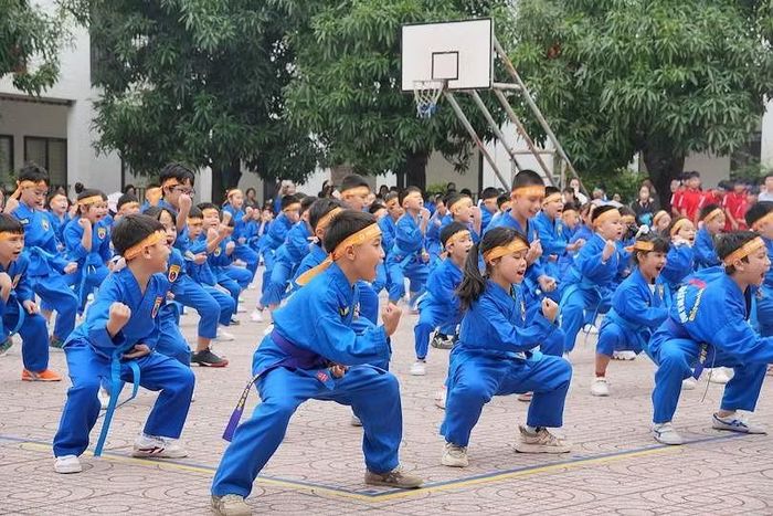 Học sinh tham gia hoạt động thể thao trong khuôn khổ Sáng kiến Hợp tác Thể thao vì Sức khỏe Cộng đồng tại Việt Nam. Ảnh: PATH.