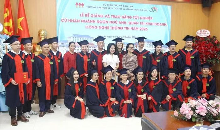 Lễ bế giảng và trao bằng là dấu mốc ghi nhận quá trình học tập của các tân cử nhân, đồng thời mở ra chặng đường mới để người học tiếp tục vận dụng kiến thức được đào tạo vào công việc và phát triển nghề nghiệp.