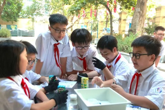 Học sinh tự tay làm kem theo yêu cầu.