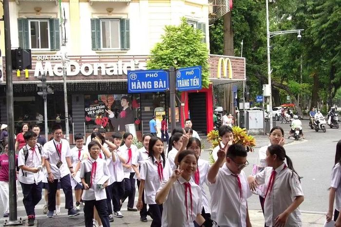 Học sinh di chuyển tới phố Tràng Tiền để bắt đầu hành trình trải nghiệm.
