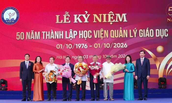 Ban Giám đốc Học viện Quản lý giáo dục tri ân nguyên lãnh đạo qua các thời kỳ.