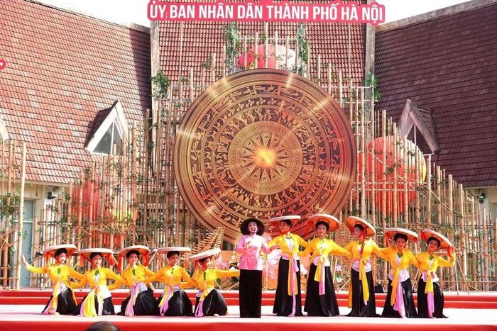 Biểu diễn văn nghệ tại sự kiện phát động.