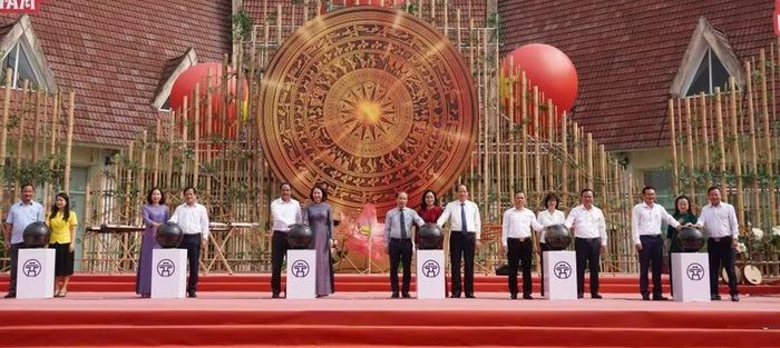 Các đại biểu thực hiện nghi thức phát động hưởng ứng Ngày Văn hóa Việt Nam. Ảnh: BTC.