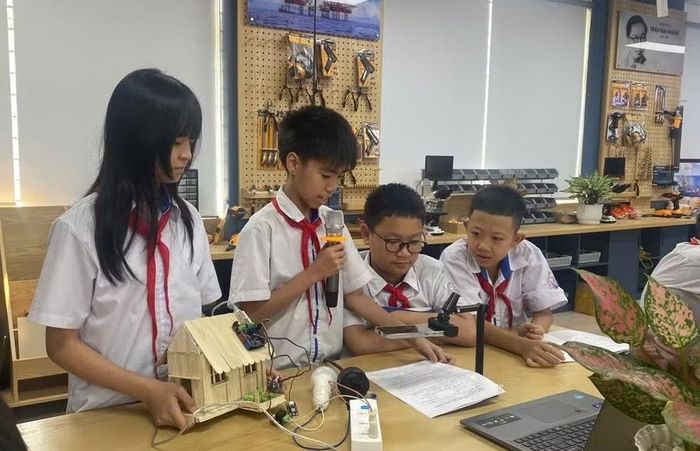 Giờ học STEM của học sinh Trường THCS số 1 Tân Uyên.