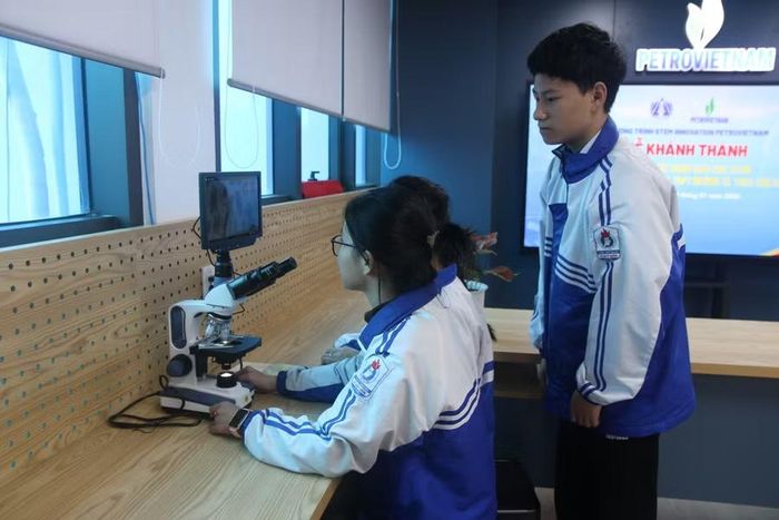Học sinh Trường THPT chuyên Lê Quý Đôn thực hành thí nghiệm tại phòng STEM.
