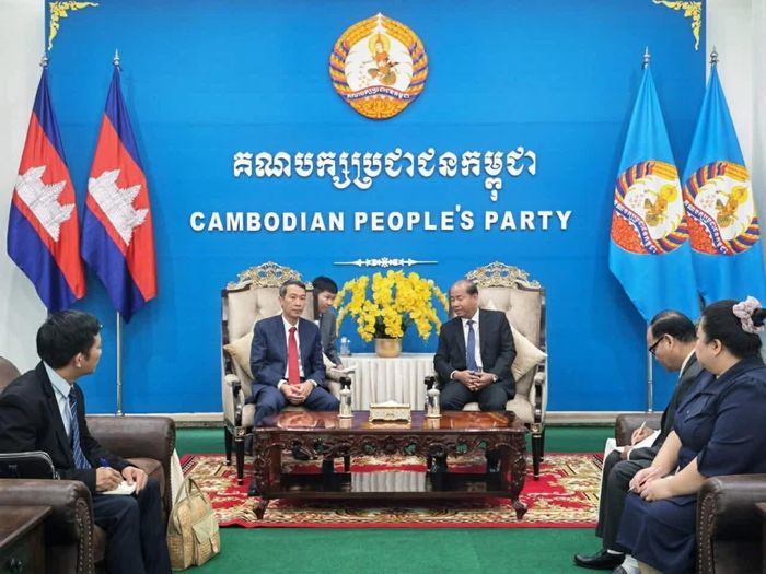 Quang cảnh buổi thăm và làm việc của Tổng Lãnh sự Nguyễn Trung Hiếu. (Nguồn: Tổng Lãnh sự quán Việt Nam tại Sihanoukville)