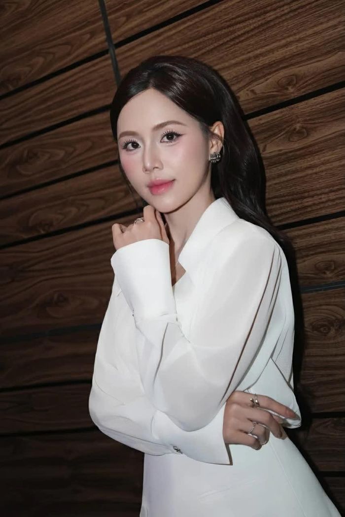 Diễn viên Minh Thu phim 'Mùa hè năm ấy' đăng ảnh thanh lịch.
