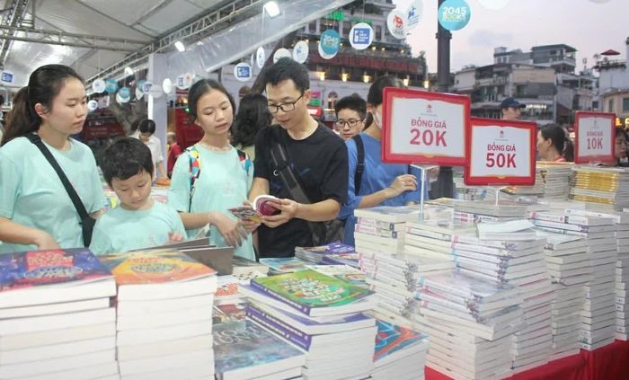 Nhiều bạn trẻ tham dự Hội sách Hà Nội. (Ảnh: Mộc Miên)