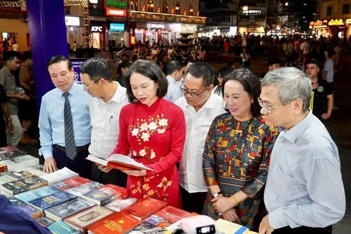Các đại biểu tham quan không gian trưng bày các xuất bản phẩm tại Hội Sách. (Nguồn: BTC)