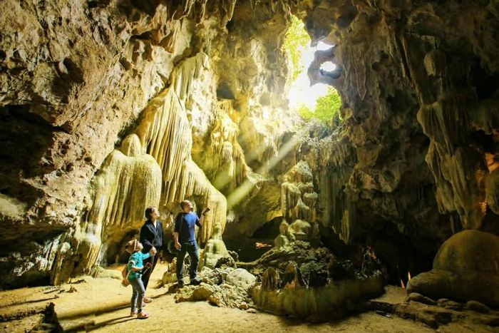 Ngày nắng đẹp, những luồng ánh sáng chiếu rọi vào hang qua “cổng trời” tạo nên vầng sáng vô cùng tuyệt đẹp và thời gian chụp đẹp nhất là khoảng 12h trưa khi mặt trời đứng bóng. (Ảnh: Thiên Hà)