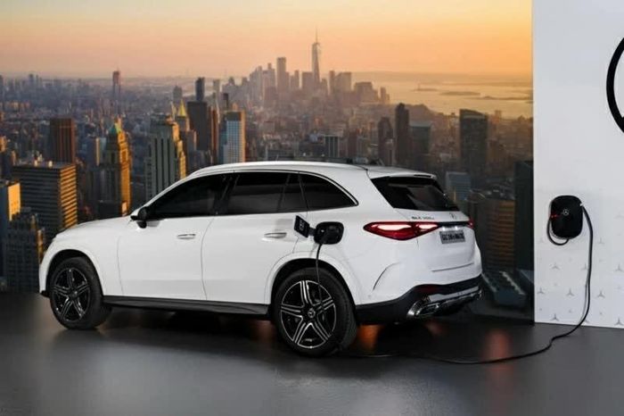 Điểm tạo nên sự khác biệt của Mercedes-Benz GLC 350e nằm ở cụm động lực plug-in hybrid.