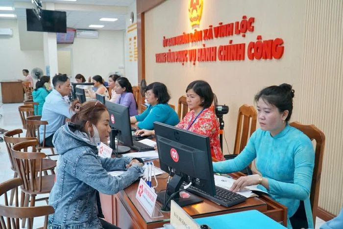 Cán bộ, công chức cấp xã thuộc diện quy định được hưởng phụ cấp công vụ lên tới 55% mức lương hiện hưởng. (Nguồn: Tuổi trẻ)