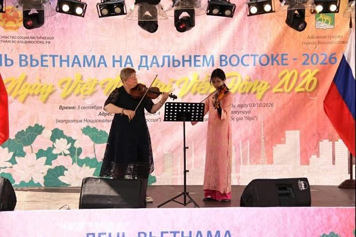 “Nghệ sĩ nhí” gốc Việt Vương Milana cùng cô giáo của trường Nghệ thuật thiếu nhi Vladivostok số 8 mang tên A.V. Vorobyov trình bày tác phẩm “Hello Vietnam”. (Nguồn: TLSQ VN tại Vladivostok)