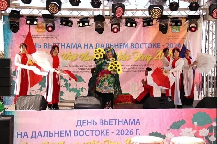 Tiết mục “Cô đôi thượng ngàn”. (Nguồn: TLSQ VN tại Vladivostok)