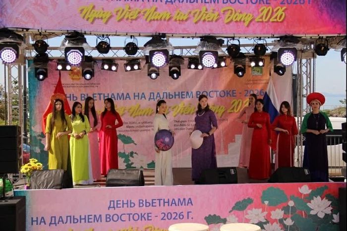 Màn trình diễn áo dài. (Nguồn: TLSQ VN tại Vladivostok)