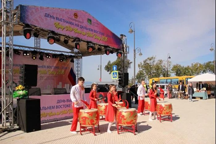 Màn trống hội mở đầu sự kiện do sinh viên Nga - Việt tại Đại học Tổng hợp Liên bang Viễn Đông trình diễn. (Nguồn: TLSQ VN tại Vladivostok)
