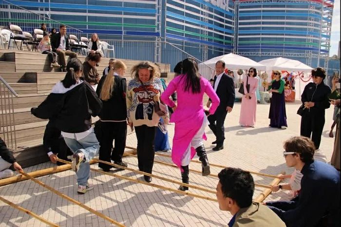 Các bạn quốc tế thích thú chơi trò múa sạp. (Nguồn: TLSQ VN tại Vladivostok)