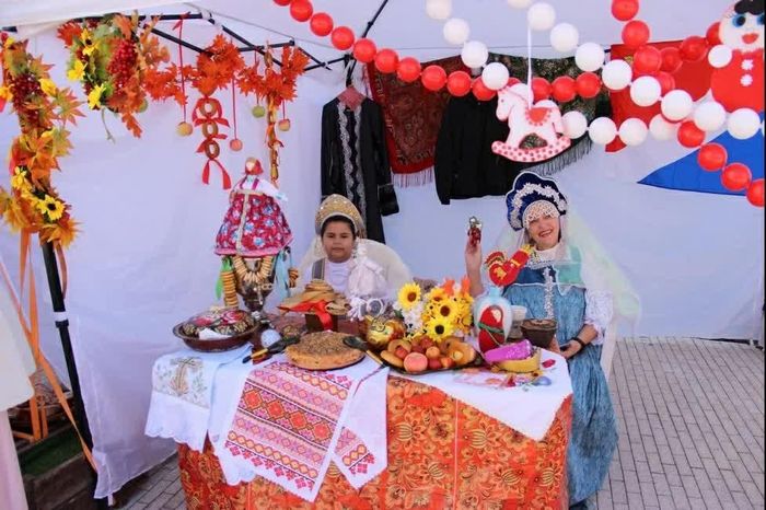  Gian hàng Hội Hữu nghị với Việt Nam tại Primorye rực rỡ sắc màu. (Nguồn: TLSQ VN tại Vladivostok) 