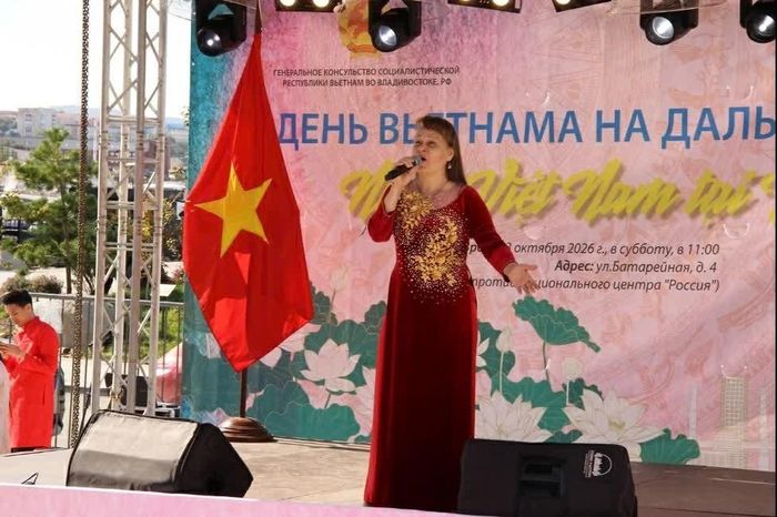 Nghệ sĩ opera Nga Sakhatskaya Alina Alexandrovna thể hiện ca khúc “Nhớ về Hà Nội”. (Nguồn: TLSQ VN tại Vladivostok)
