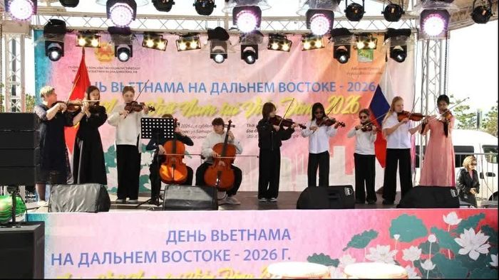  Hòa tấu violon của Dàn nhạc thính phòng mẫu “Khúc dạo đầu” - trường Nghệ thuật thiếu nhi Vladivostok số 8 mang tên A.V. Vorobyov. (Nguồn: TLSQ VN tại Vladivostok) 