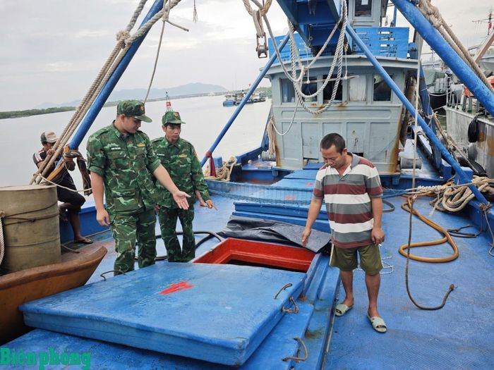 Tổ công tác Biên đội IV/26, Hải đoàn Biên phòng 18 kiểm tra hàng hóa trên phương tiện ĐT-93686-TS. Ảnh: Vũ Hùng