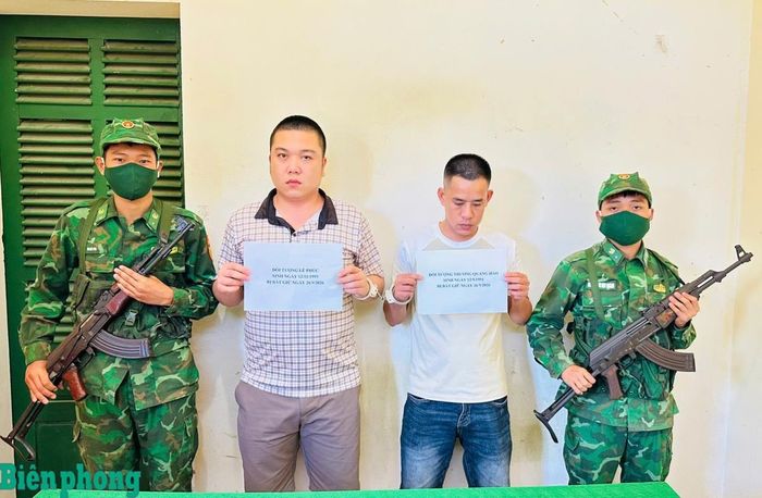 Hai đối tượng Lê Phúc và Trương Quang Hào bị bắt giữ về hành vi “Tổ chức cho người khác xuất cảnh trái phép”. Ảnh: Hoài Nam