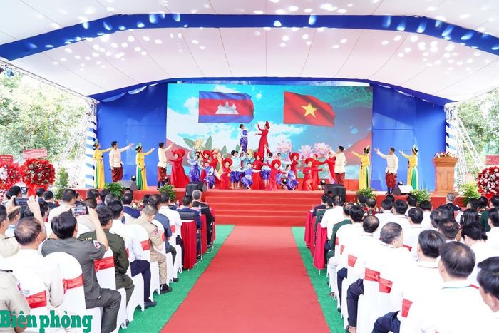 Chương trình văn nghệ chào mừng do các diễn viên của hai tỉnh An Giang và Kandal trình diễn. Ảnh: Tiến Vinh