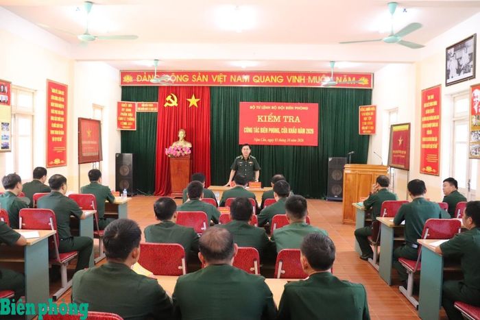 Thiếu tướng Võ Tiến Nghị chủ trì buổi làm việc với Đồn Biên phòng cửa khẩu quốc tế Nậm Cắn. Ảnh: Viết Lam
