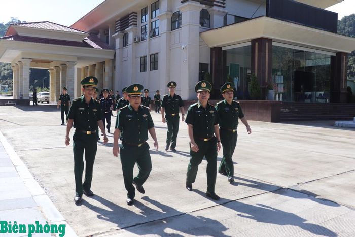 Thiếu tướng Võ Tiến Nghị cùng Đoàn công tác kiểm tra thực tế tại khu vực cửa khẩu quốc tế Nậm Cắn. Ảnh: Viết Lam