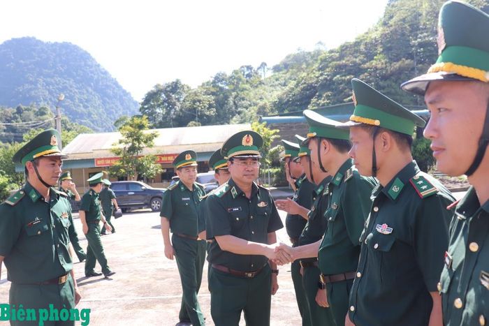Thiếu tướng Võ Tiến Nghị cùng Đoàn công tác đến kiểm tra tại Trạm kiểm soát Biên phòng cửa khẩu quốc tế Nậm Cắn. Ảnh: Viết Lam