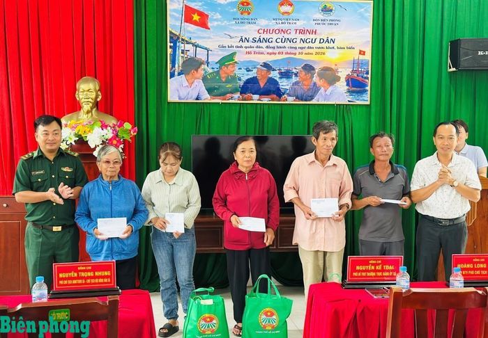 Ban Tổ chức chương trình trao quà hỗ trợ ngư dân có hoàn cảnh khó khăn. Ảnh: Văn Danh