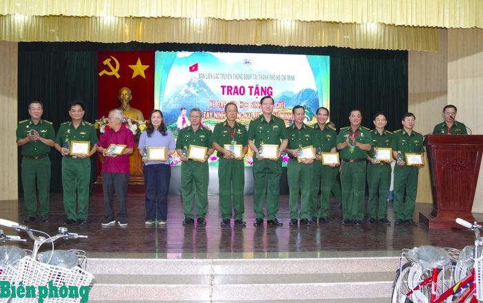 Đại diện Ban Liên lạc trao thư cảm ơn các đồng chí nguyên Thủ trưởng Bộ Tư lệnh Bộ đội Biên phòng; Thủ trưởng Bộ Tham mưu, Cục Chính trị Bộ đội Biên phòng. Ảnh: Lê Khoa