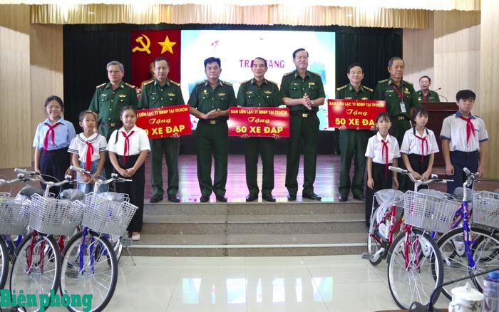 Đại diện Ban Liên lạc, Thủ trưởng Bộ Tham mưu, Cục Chính trị Bộ đội Biên phòng trao bảng tượng trưng xe đạp cho đại diện các đơn vị. Ảnh: Lê Khoa