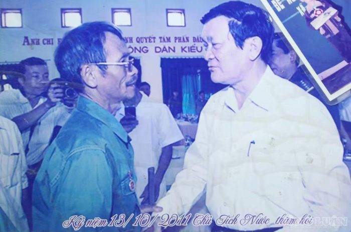 Bức ảnh kỷ niệm ông Thiềng gặp Chủ tịch nước Trương Tấn Sang năm 2011. Ảnh: Kim Long