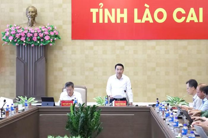 Ông Nguyễn Tuấn Anh, Chủ tịch UBND tỉnh Lào Cai phát biểu kết luận Phiên họp thành viên UBND tỉnh tháng 10/2026 diễn ra chiều 2/10. Ảnh: laocai.gov.vn