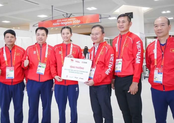 Ngay sau trận chung kết, Trưởng đoàn Thể thao Việt Nam Nguyễn Hồng Minh cùng đại diện các nhà tài trợ đã trực tiếp trao những phần thưởng giá trị cho nữ võ sĩ Nguyễn Thị Tâm. Ảnh: Cục TDTTVN