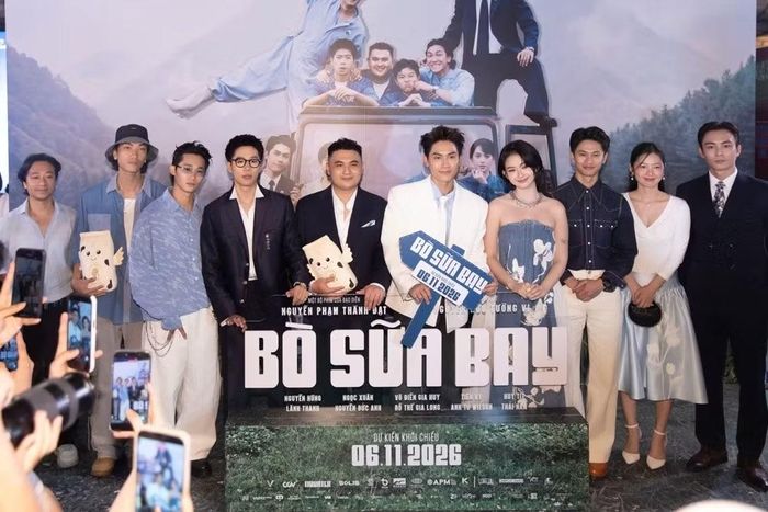 Dàn diễn viên trong phim “Bò sữa bay”. Ảnh: NSX