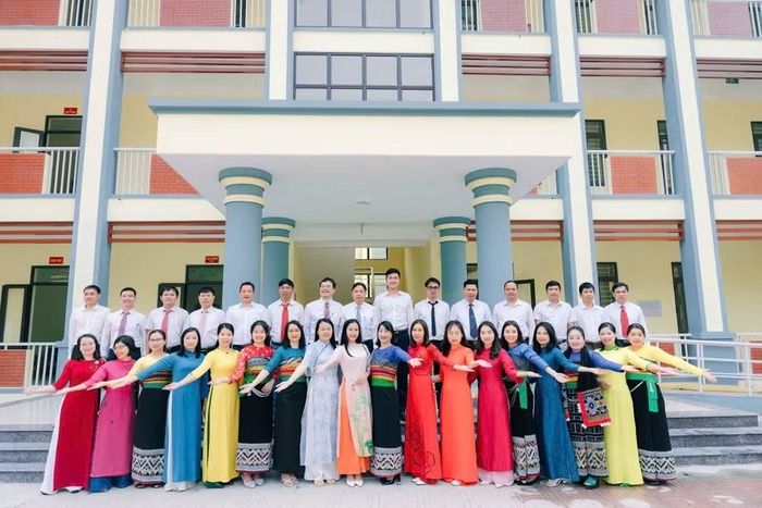Tập thể cán bộ, giáo viên và nhân viên Trường THPT Quan Sơn (Thanh Hóa).