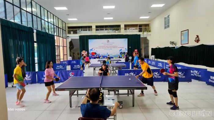 Các vận động viên thi đấu môn bóng bàn.