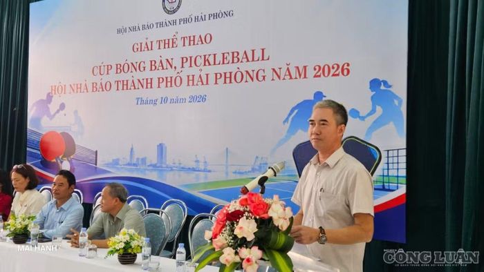 Ông Vũ Văn Úy - Phó Chủ tịch Thường trực Hội Nhà báo thành phố Hải Phòng, Phó Trưởng Ban Tổ chức giải phát biểu khai mạc.