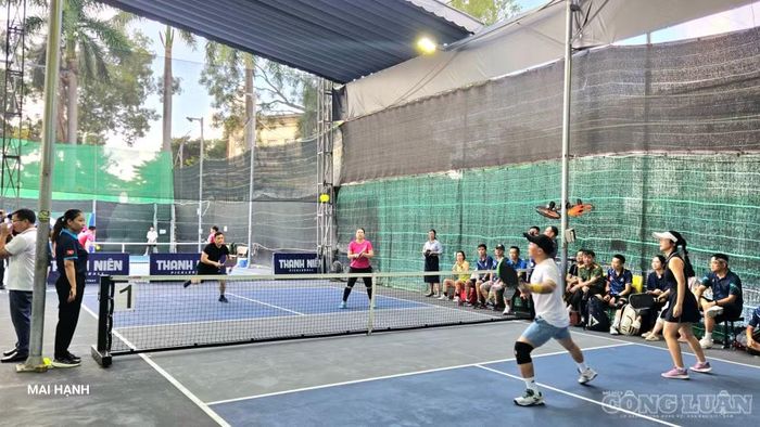Môn pickleball các vận động viên đang thi đấu hết mình, cống hiến những pha đánh bóng đẹp.