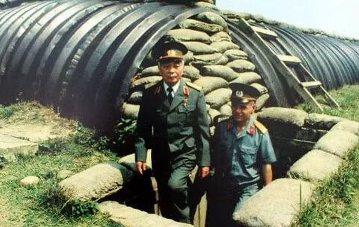 Đại tướng Tổng Tư lệnh Võ Nguyên Giáp thăm căn hầm sở chỉ huy cửa tướng Đờ - Cát tại chiến trường Điện Biên xưa