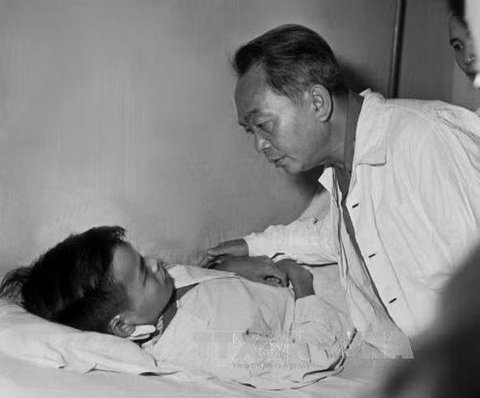 Đại tướng đến thăm, động viên một thương binh nặng đang điều trị tại Quân Y 108, nay là BV Trung ương Quân đội 108