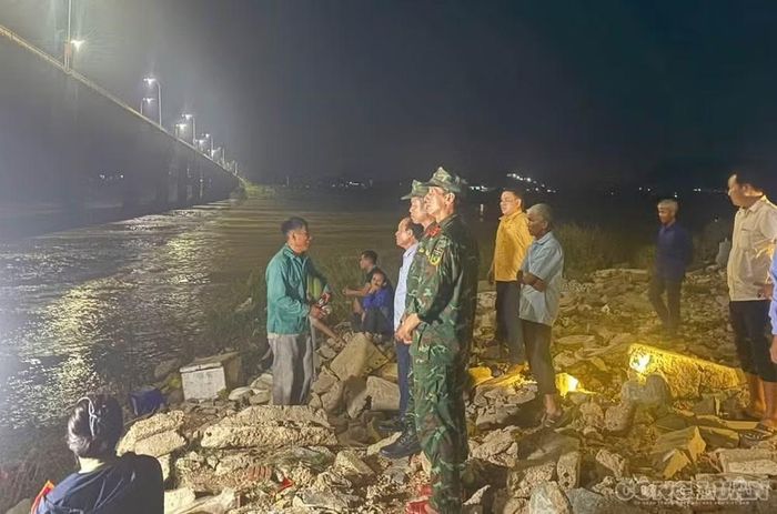 Lực lượng chức năng xuyên đêm tìm kiếm hai vợ chồng mất tích. ảnh: xã Vạn An