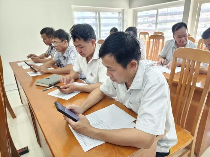 Các Bí thư chi bộ, Trưởng thôn, Tổ trưởng tổ dân phố được tập huấn tại hội nghị - Ảnh: LS.