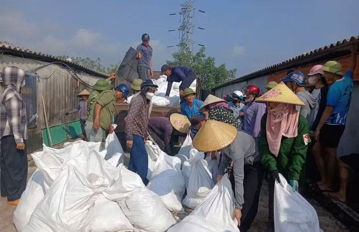 Người dân hỗ trợ gia đình anh Soái vận chuyển gà chết đi tiêu hủy. Ảnh: Văn Kiều
