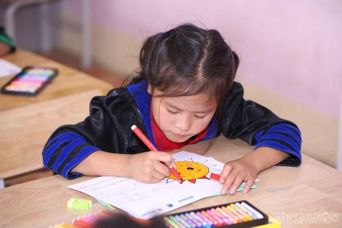 Bộ cũng sẽ rà soát phương thức phát hành, cung ứng sách giáo khoa, nghiên cứu cắt giảm các khâu trung gian, tăng tính chủ động của địa phương và đa dạng hóa các kênh cung ứng phù hợp thực tế.