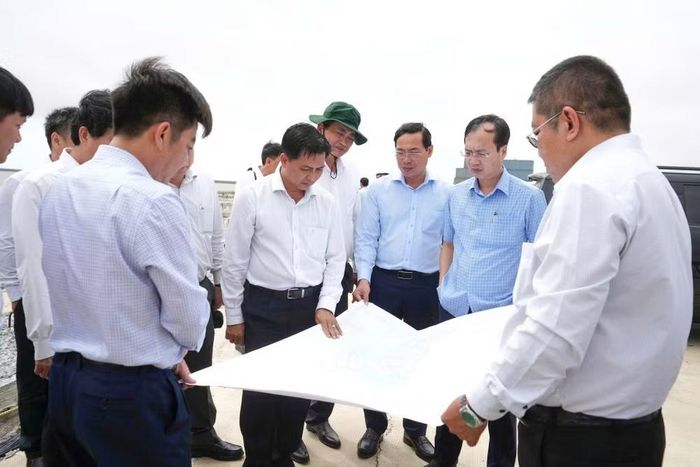 Lãnh đạo tỉnh Vĩnh Long trực tiếp xuống kiểm tra các công trình thuộc dự án đầu tư công (Ảnh: Trí Trần)
