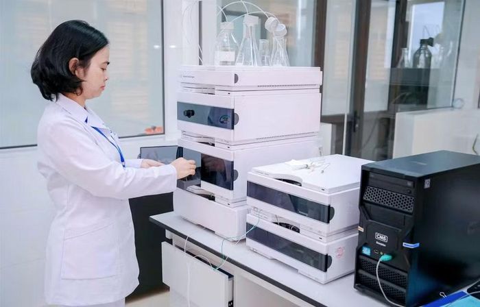 Đẩy mạnh ứng dụng công nghệ, cập nhật kết quả khám sức khỏe lên Sổ sức khỏe điện tử trên VNeID để quản lý dữ liệu lâu dài. Ảnh: Sở Y tế QN